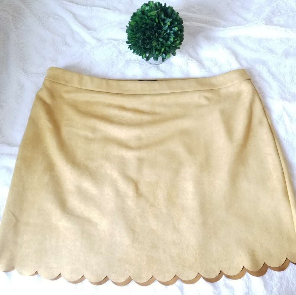 NWOT suede like a line scalloped skirt